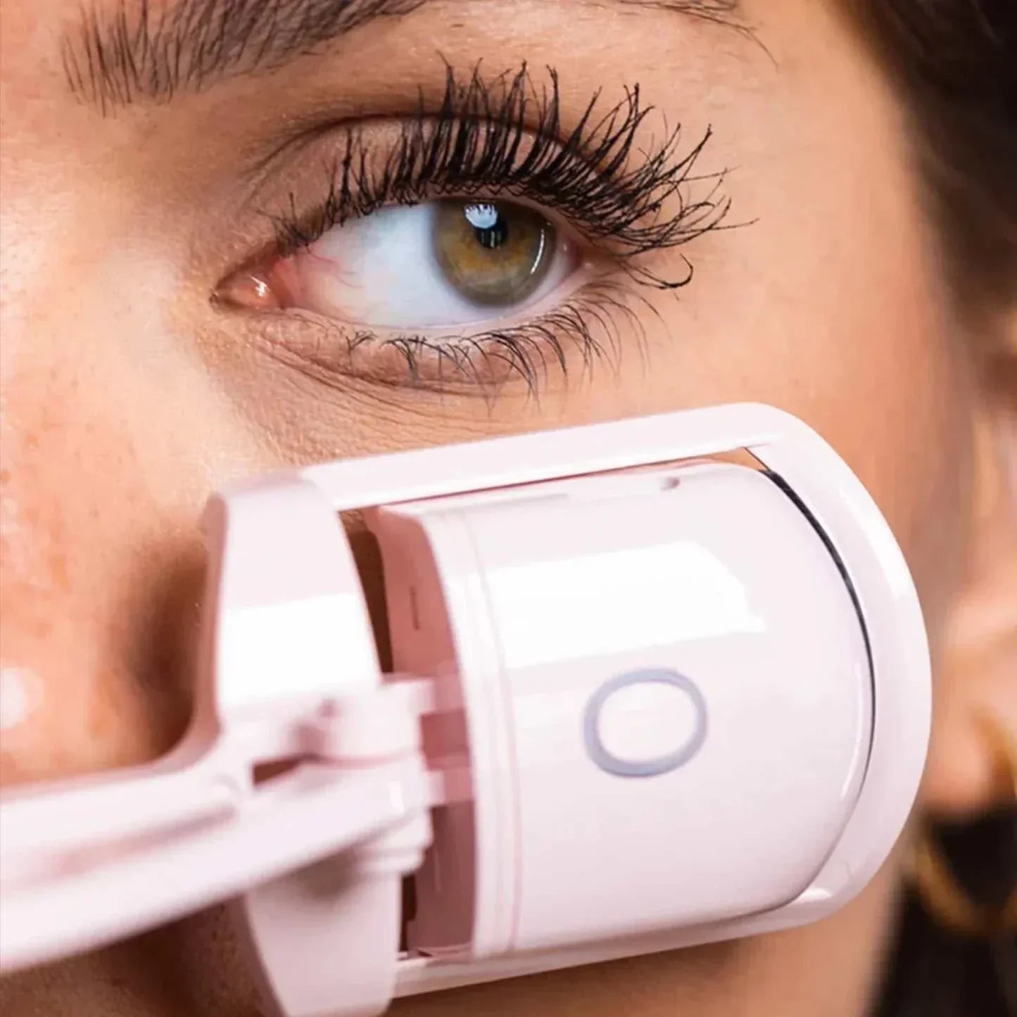 Recourbe-cils chauffant ergonomique avec technologie de chaleur douce pour cils volumineux et courbés.