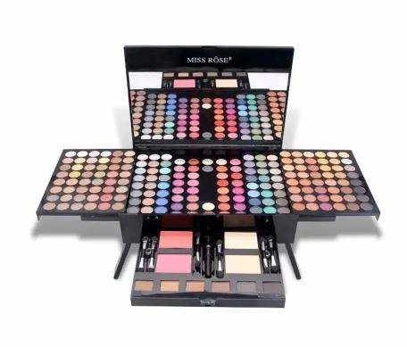 Coffret de maquillage noir à plusieurs volets, garni de fards colorés et de petits accessoires assortis.