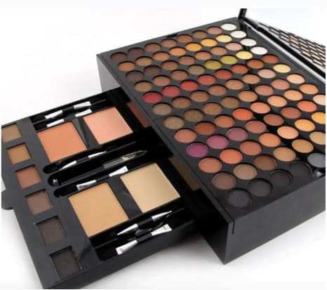 Coffret de maquillage noir avec de nombreuses ombres à paupières rondes aux tons neutres, poudres et pinceaux intégrés.