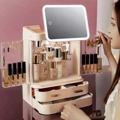 Boîte de rangement moderne avec écran LED intégré pour organiser produits de beauté et accessoires.