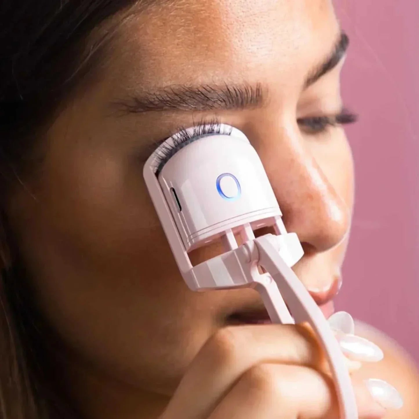 Recourbe-cils chauffant ergonomique pour cils volumineux et parfaitement recourbés.
